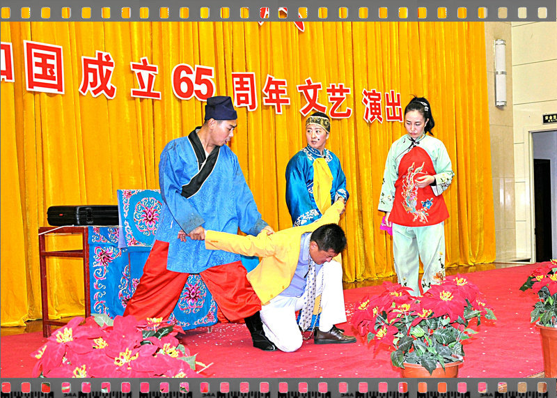 小品《荒诞柜中缘》2_1.jpg